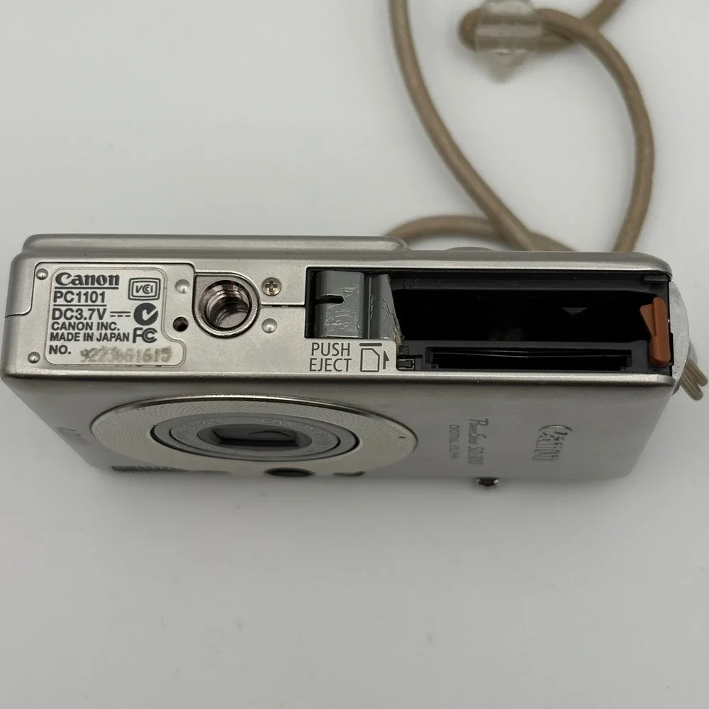Canon PowerShot SD300 Digital ELPH Camera Silver 4.0MP For Parts With Charger